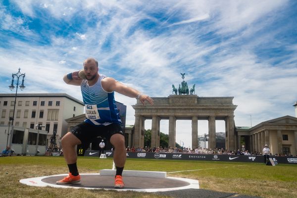 Dennis Lukas (SSV Gymnasium Heinzenwies) beim Kugelstossen waehrend der deutschen Leichtathletik-Meisterschaften auf dem Pariser Platz am 24.06.2022 in Berlin